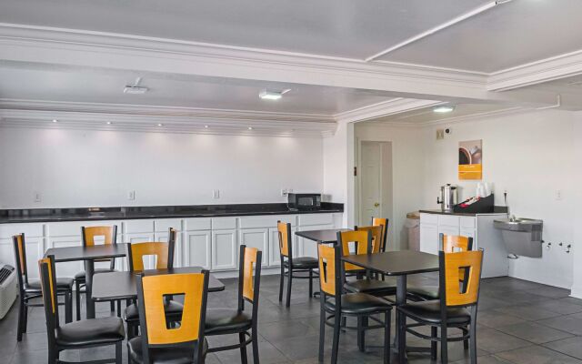 Super 6 Inn & Suites Baton Rouge