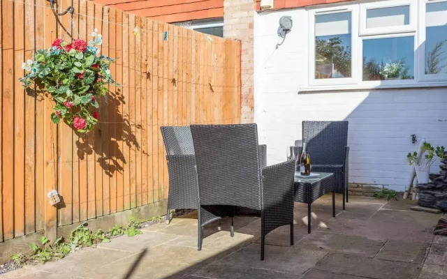 Fabulous 3-bed House, Close to Station