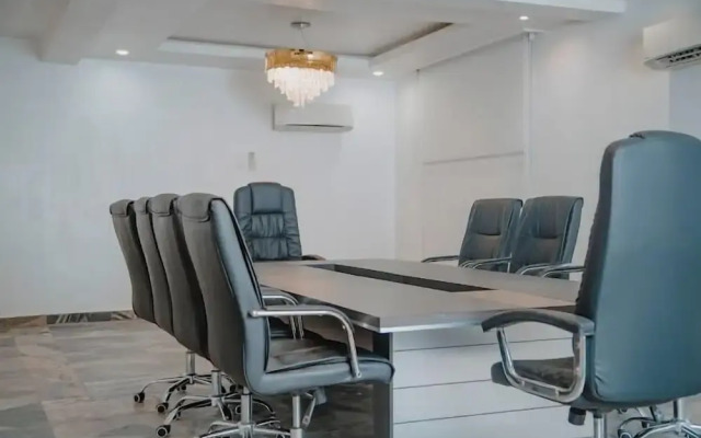 Sakasa Hotel and Suites