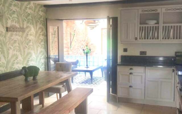 4 Bed House with Swimming pool and Sauna
