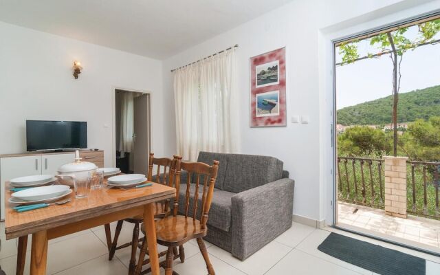 Awesome Home in Pucisca with Hot Tub, WiFi & 5 Bedrooms