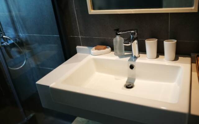 Taihu Baopu Water House