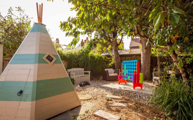 Sea Glimpses with free parking and garden