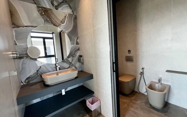 128 LIM - 2001 Stay Only Tower Suite