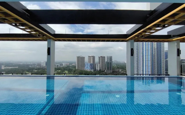 Capital O 804 The Residences at Bonifacio Civic Center
