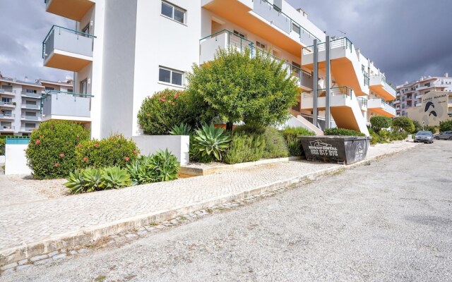 Excellent one Bedroom Apartment in Meia Praia, With Communal Pool