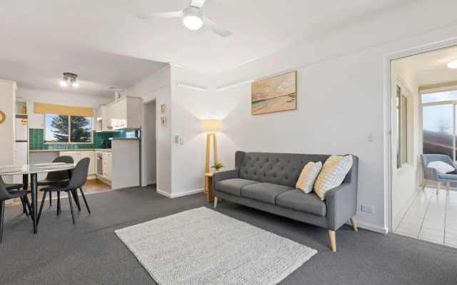 Beachside 2-bed Apartment With Balcony Views