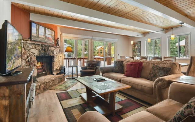 Roycraft Dog Friendly Cabin by RedAwning