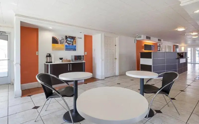 Motel 6 North Kirkland