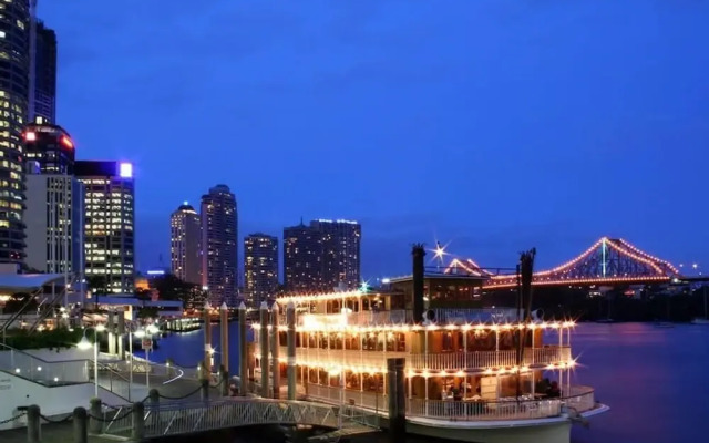 Sky High 2 Bedroom Apartment in Central Brisbane