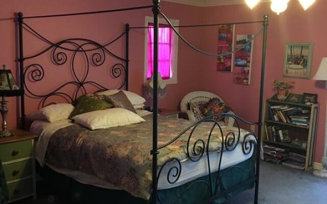 Elaines Hollywood Bed And Breakfast