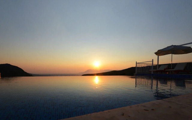 Villa Oscar by Akdenizvillam