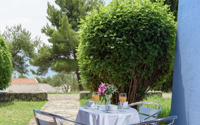 Tidy Apartment With Wifi, 4 km From City of Trogir