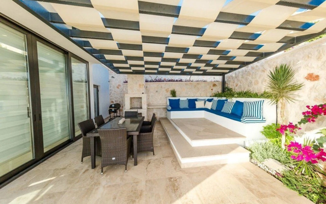 Villa Ausoleil by Akdenizvillam