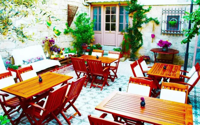 Lilyum Alaçatı Taş Ev