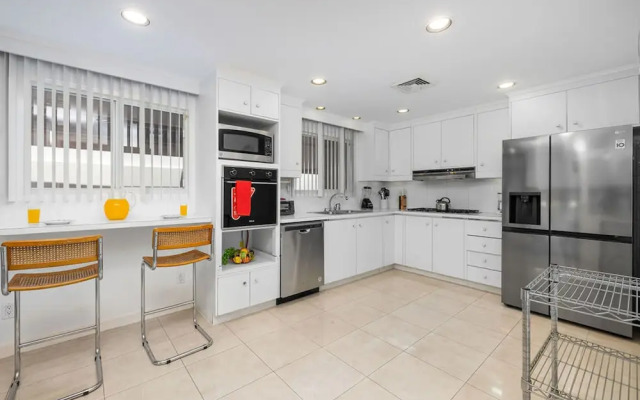 3BR 3BA Pool Downtown Short Walk to Beach