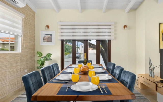 3BR 2BA Near Eagle Beach w Private Pool