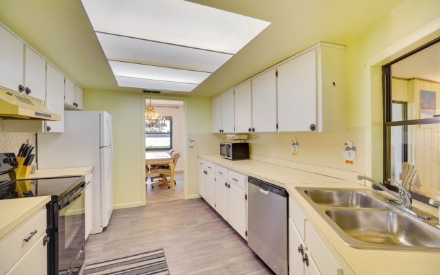 Family-friendly Home on Lake Tulane: Great Views!