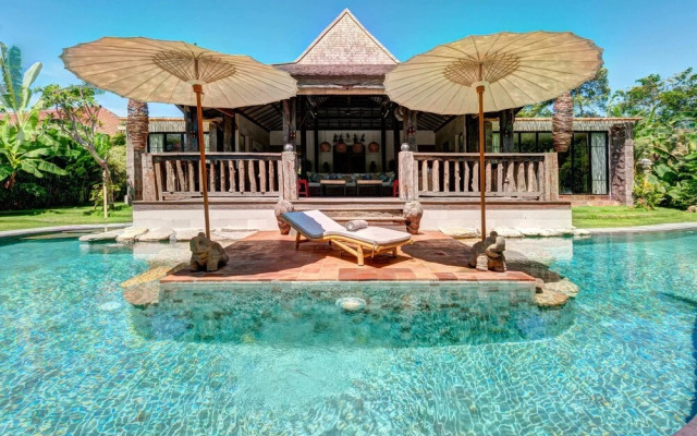 Secluded Wooden Villa, 3 BR, Canggu With Staff
