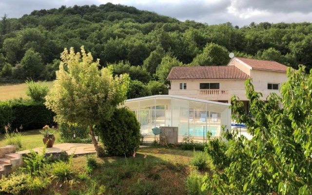 Rez de Piscine, 10 Personnes - RÊVE DE PAPILLON et À L'étage, 5 Personnes - NID D'ÉTOILES, Il s'agit bien de deux gîtes individuels qui sont reliés par un escalier interne, cela permet a une grande famille de louer les deux gîtes