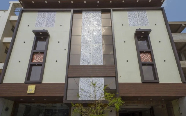 OYO 14022 Hotel Saya Inn