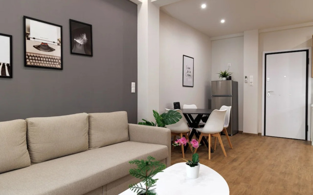 Chic & Renovated Flat Steps from Metro