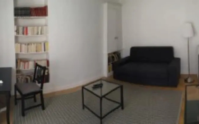 Charming 1 Bedroom Apartment With Balcony