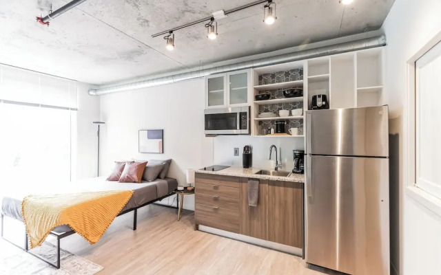 Sleek DT Cleveland Apt at City Club