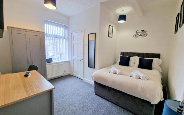 Burnley Terraced House by Bevolve - Free Parking