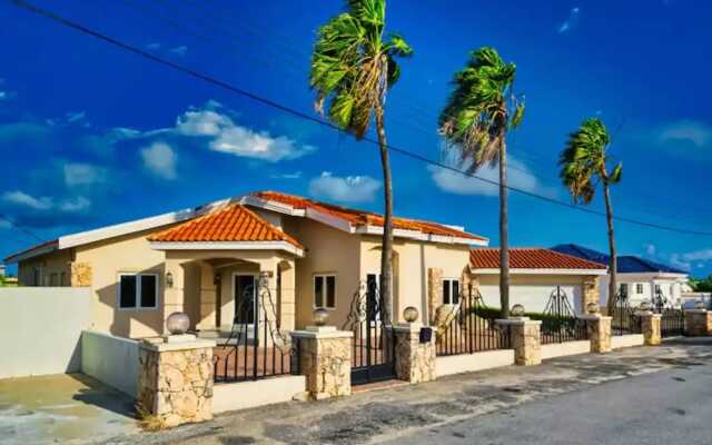 Spacious 6BR Villa w Pool Close2beach Sleeps 16