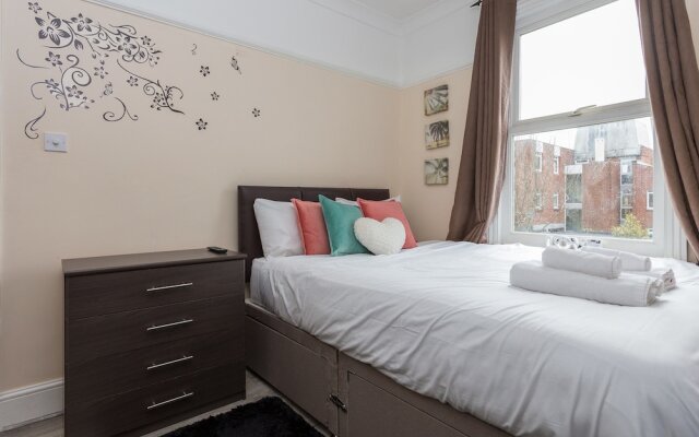 3 Bedroom House In Central Wimbledon