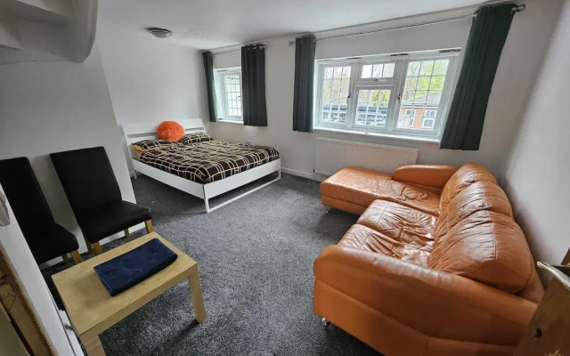 SnoozeDen Westmead – Windsor Castle & Legoland