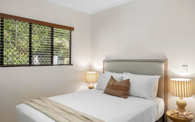 Beachside 4-bed Retreat With Study Nook & Views – Guest Rooms – Coolum Beach