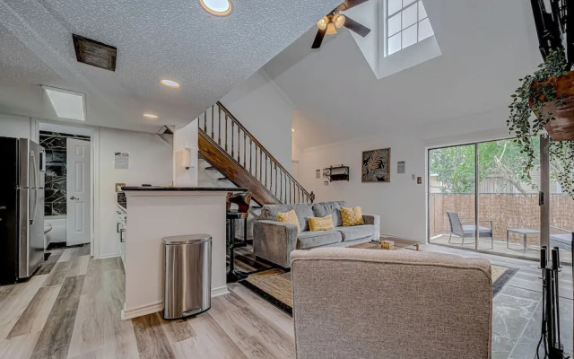 Upscale 1BR Condo in Med Center