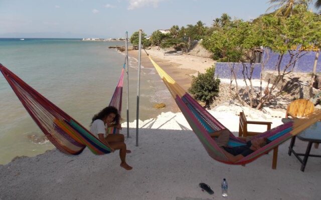 Lavalon Seaview Hostel & Bar