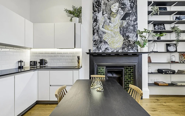 Vibrant 2-bed Flat: Acton's Best Stay!