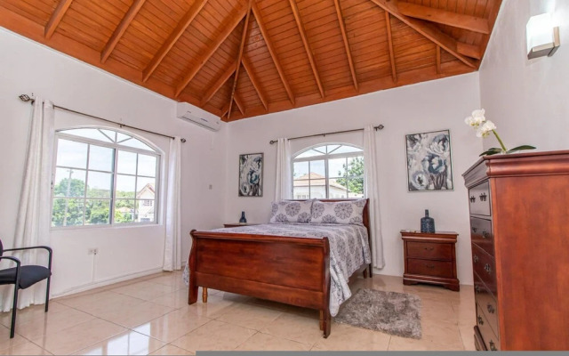 Runaway Bay Gem in Runaway Bay