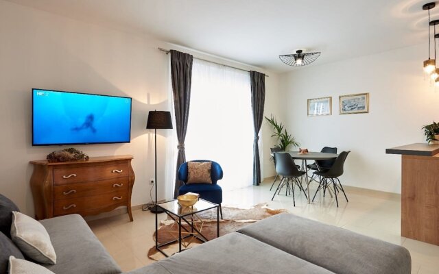 Enticing Holiday Home in Trogir Near Seabeach