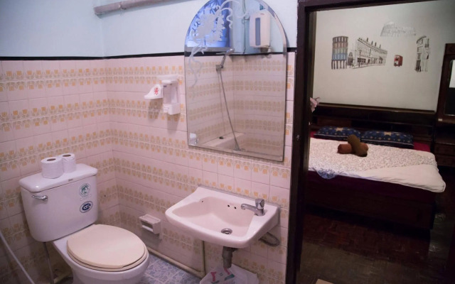 Mad Cow Hostel Si Lom