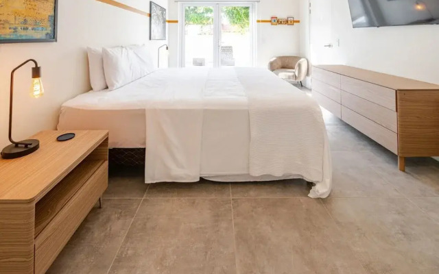 Modern Trestrapi Beach Villa 8 bed 8 Bath 2 Pools