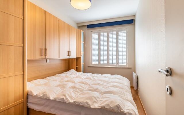 Apartment by Zeedijk With Sea View