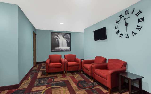 Super 8 by Wyndham Eau Claire I-94