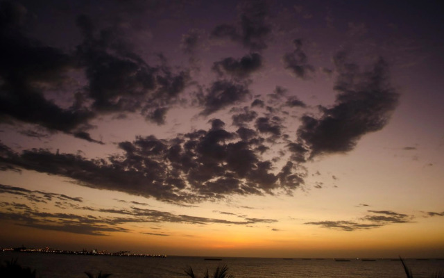 Apartamento con playa privada y piscina