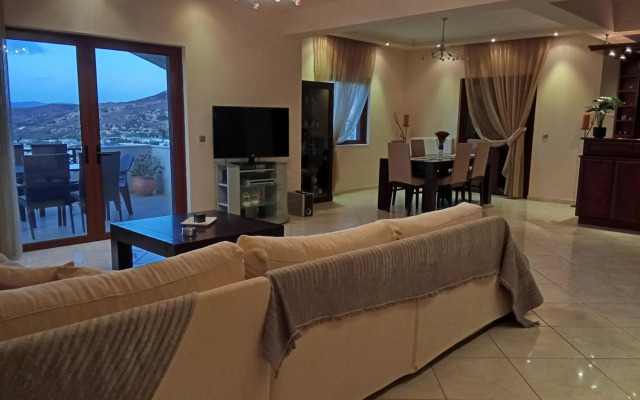 The high level Villa with amazing views 5'from falassarna!