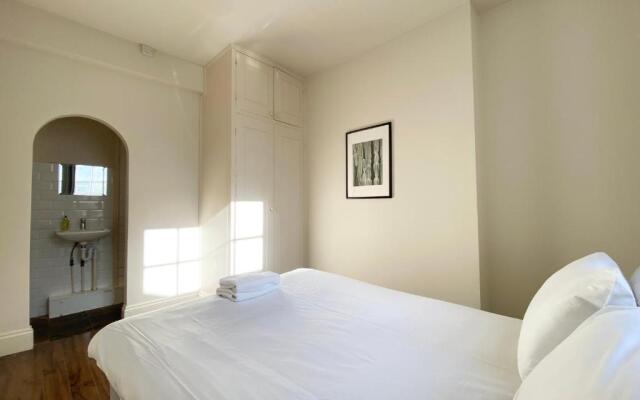 Stylish Maisonette and studio in Victoria