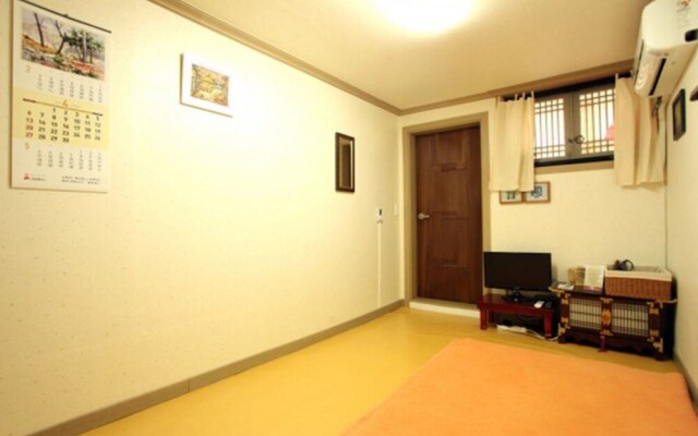 Jeonju Gyodong Baekjak Hanok Stay