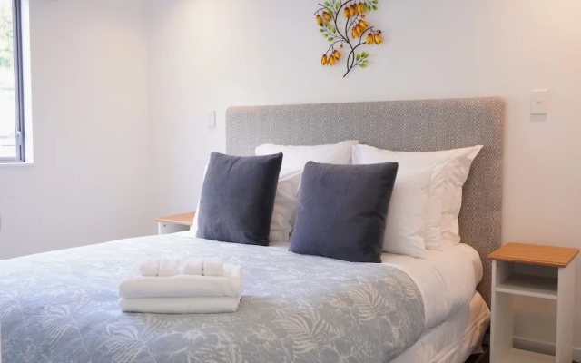 2 Bedroom Beach Frontage Apartment – Guest Rooms – Paihia