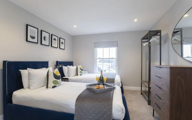 Elliot Oliver - Luxury 3 Bedroom Town Centre Apartment With Parking