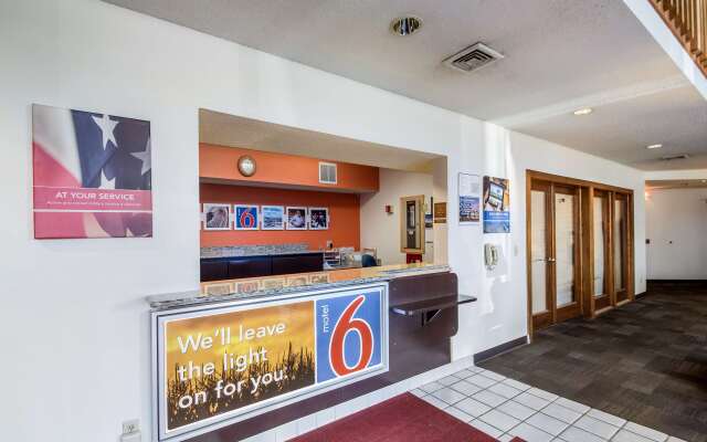 Motel 6 Saukville, WI