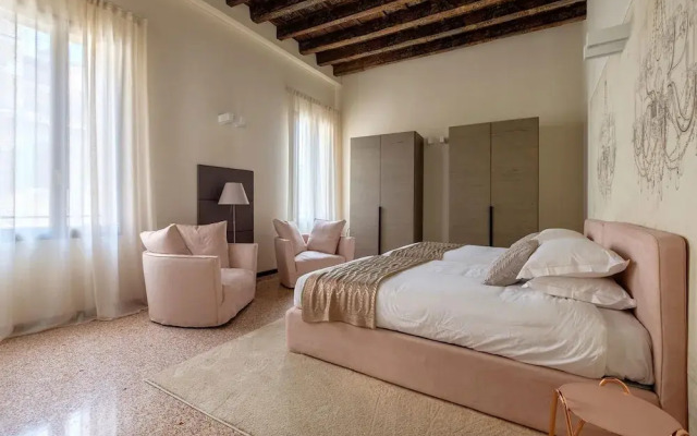 Venice Canal Palazzo Gracious and Modern 3 Bedroom Apartment
